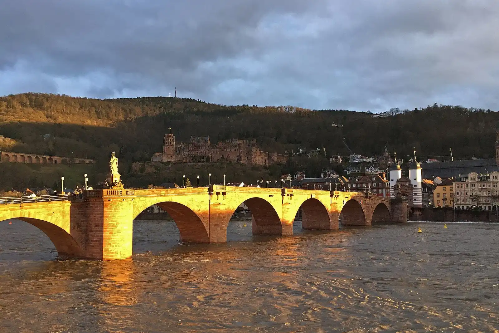 Alte Brücke im Abendlicht, dahinter Schloss und Königstuhl