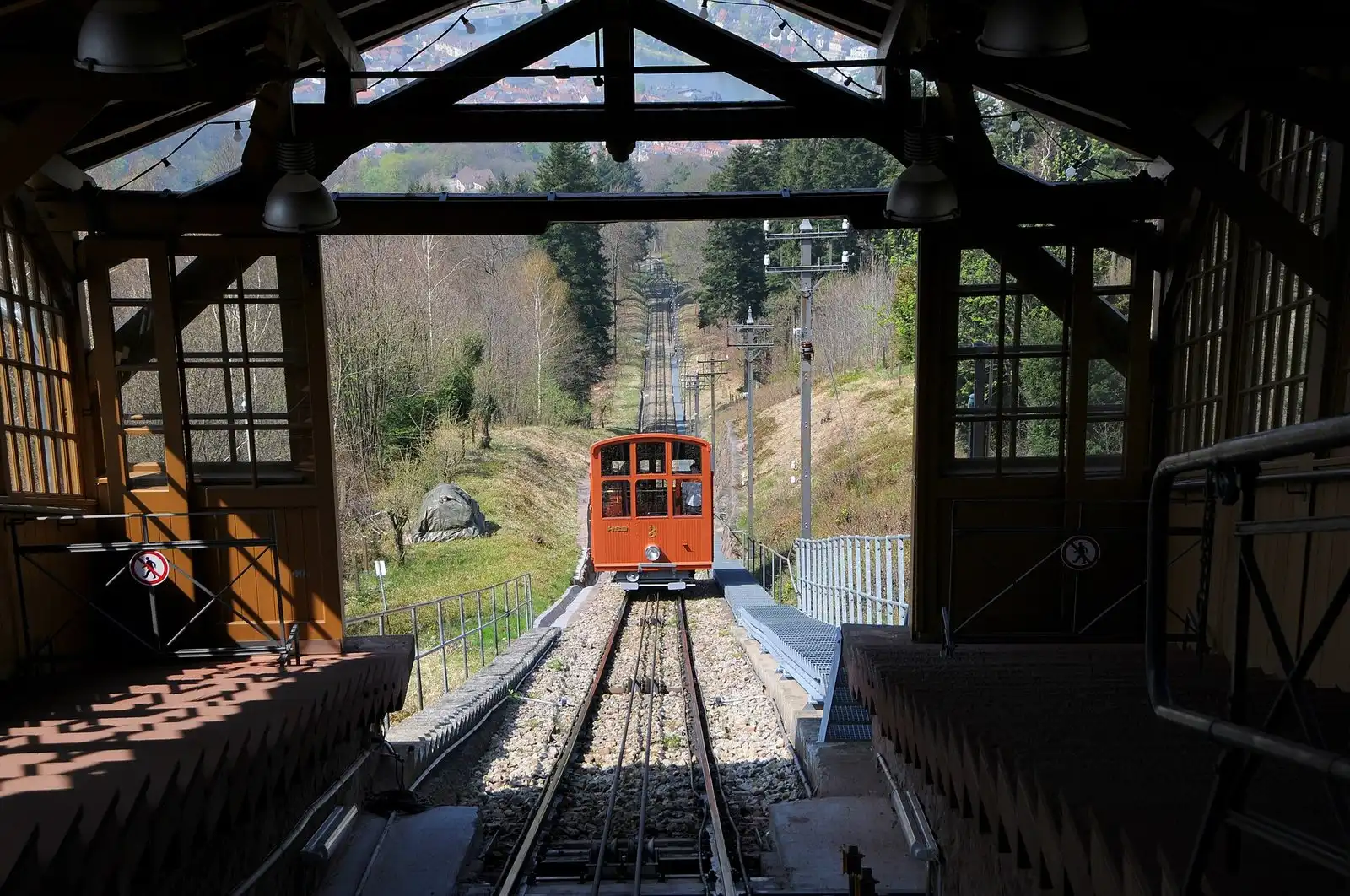 Historischer Wagen der Bergbahn an der Bergstation Königstuhl